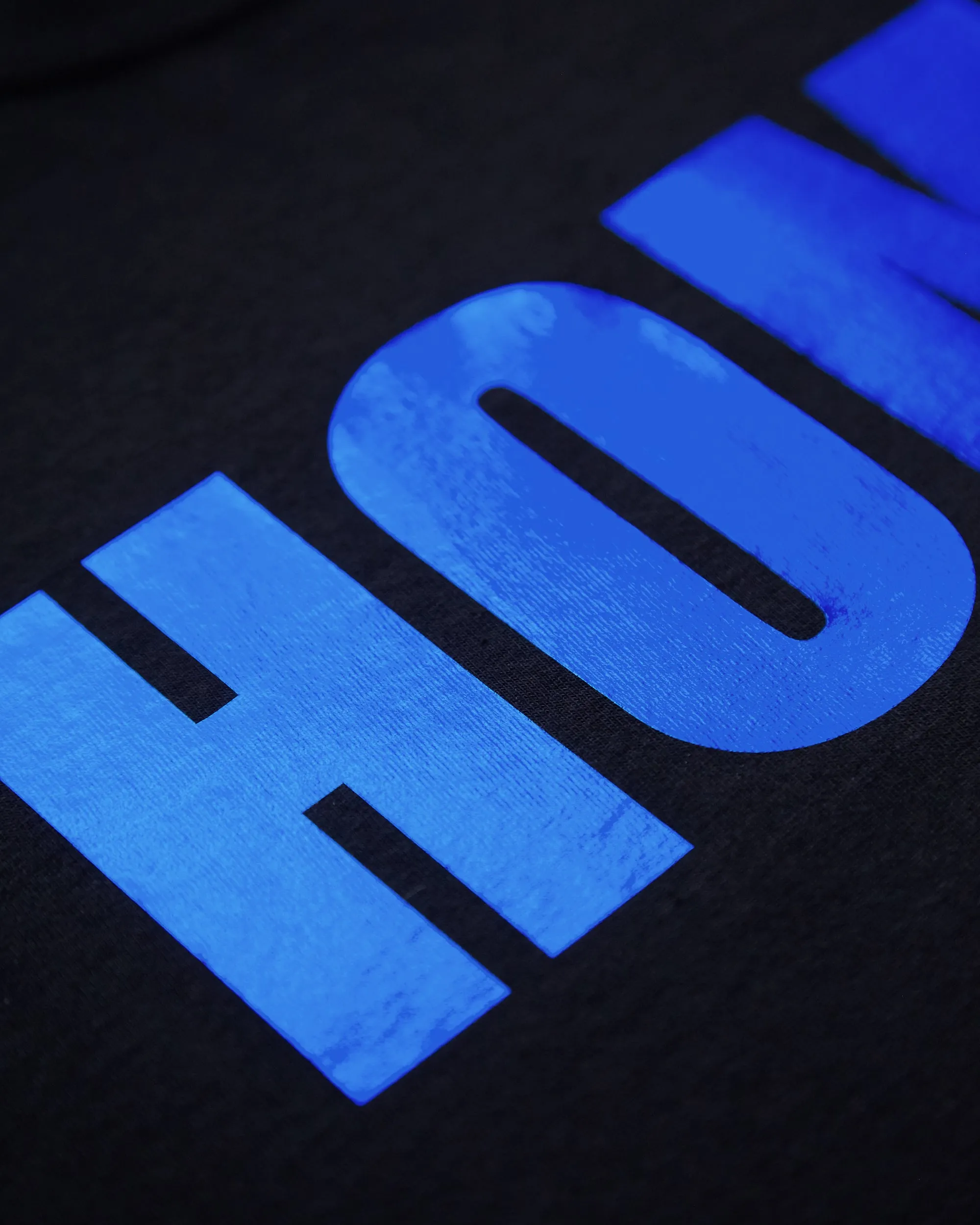 Chunky HOMO, metallic blue on black - Sleeveless crop-top.